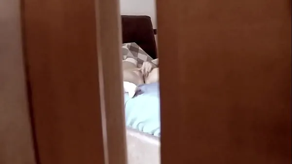 최고의 Spying behind a door a teen stepdaughter masturbating in bedroom and coming very intense 클립 클립