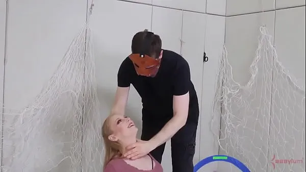 En iyi Blonde submissive Delirious Hunter getting dominated and throat fucked by her master klip Klipler