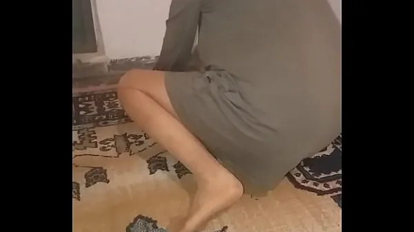 En iyi Olgun türk kadın seksi tül çorapla halı siliyor klip Klipler
